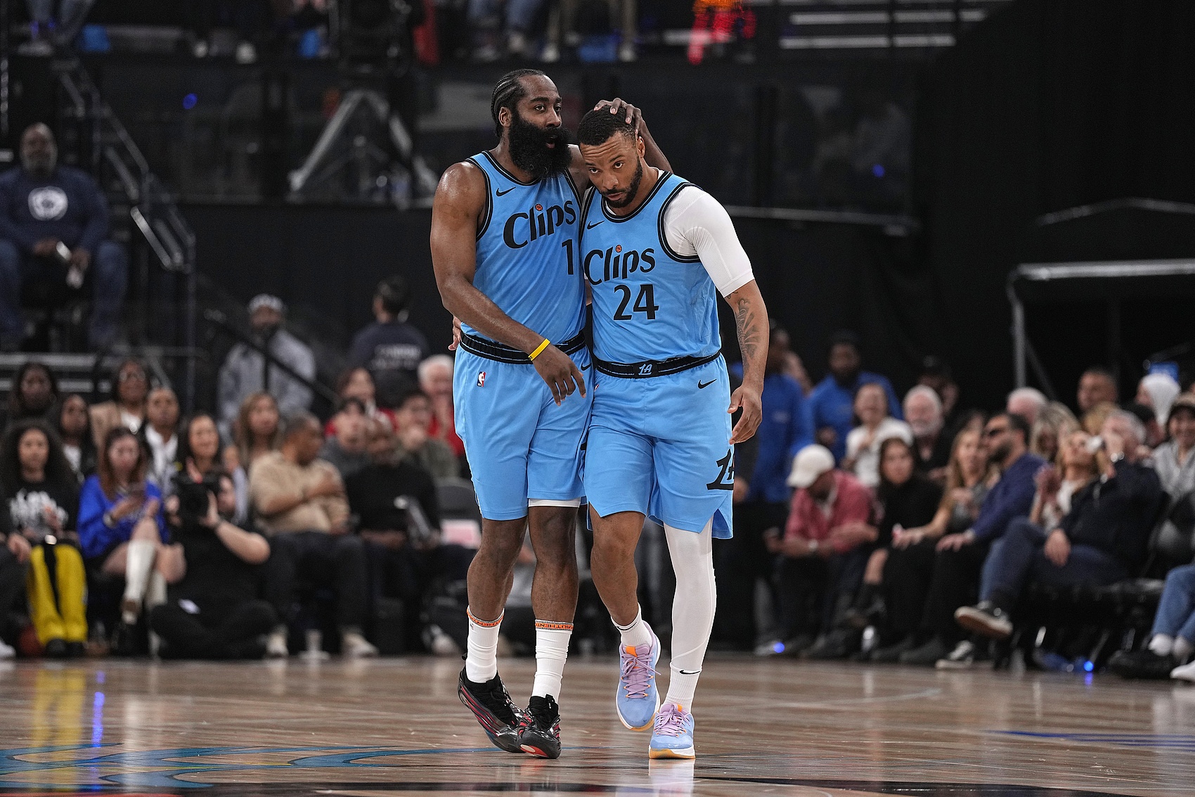 开云APP-船记：哈登对鲍威尔数据有正面影响 但比尔&amp;哈登存在球权分配问题