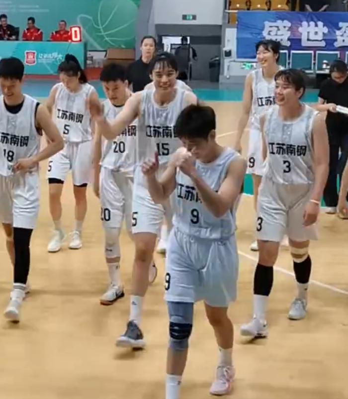 开云官网-两战净胜135分！两米高塔稳定发挥又冒尖 26岁夺AMVP也难入女篮一队