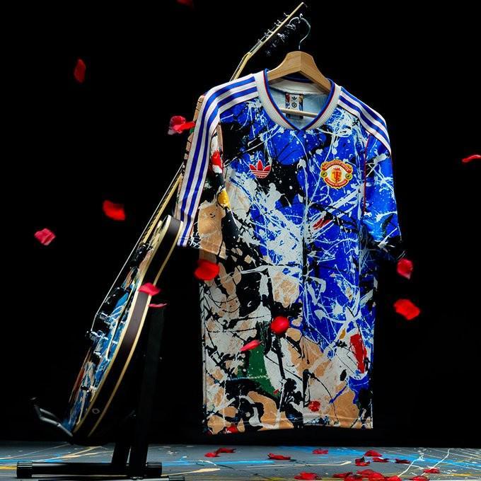 曼联发布与石玫瑰乐队联名球衣，设计源自足球看台文化