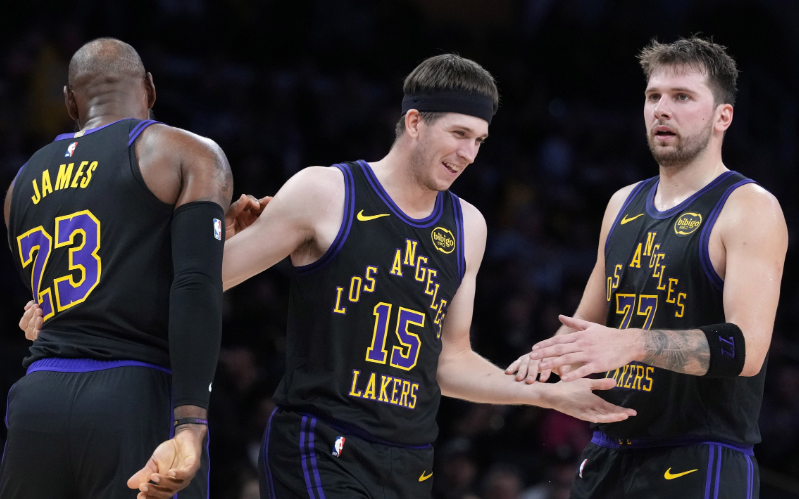 开云体育下载-31分11板11助！就在今天，一项由科比保持的NBA纪录被卢卡打破了